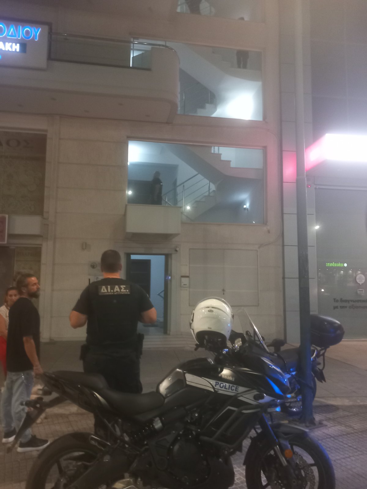 Υποψία φωτιάς σε κτίριο  στο κέντρο του Περιστερίου τώρα