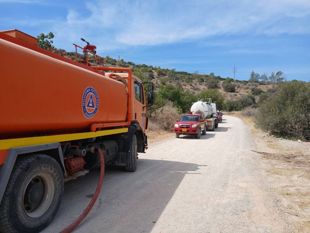 Ακόμα μία έγκαιρη κατάσβεση φωτιάς στο Ποικίλο, Πετρούπολη, πυροσβεστική