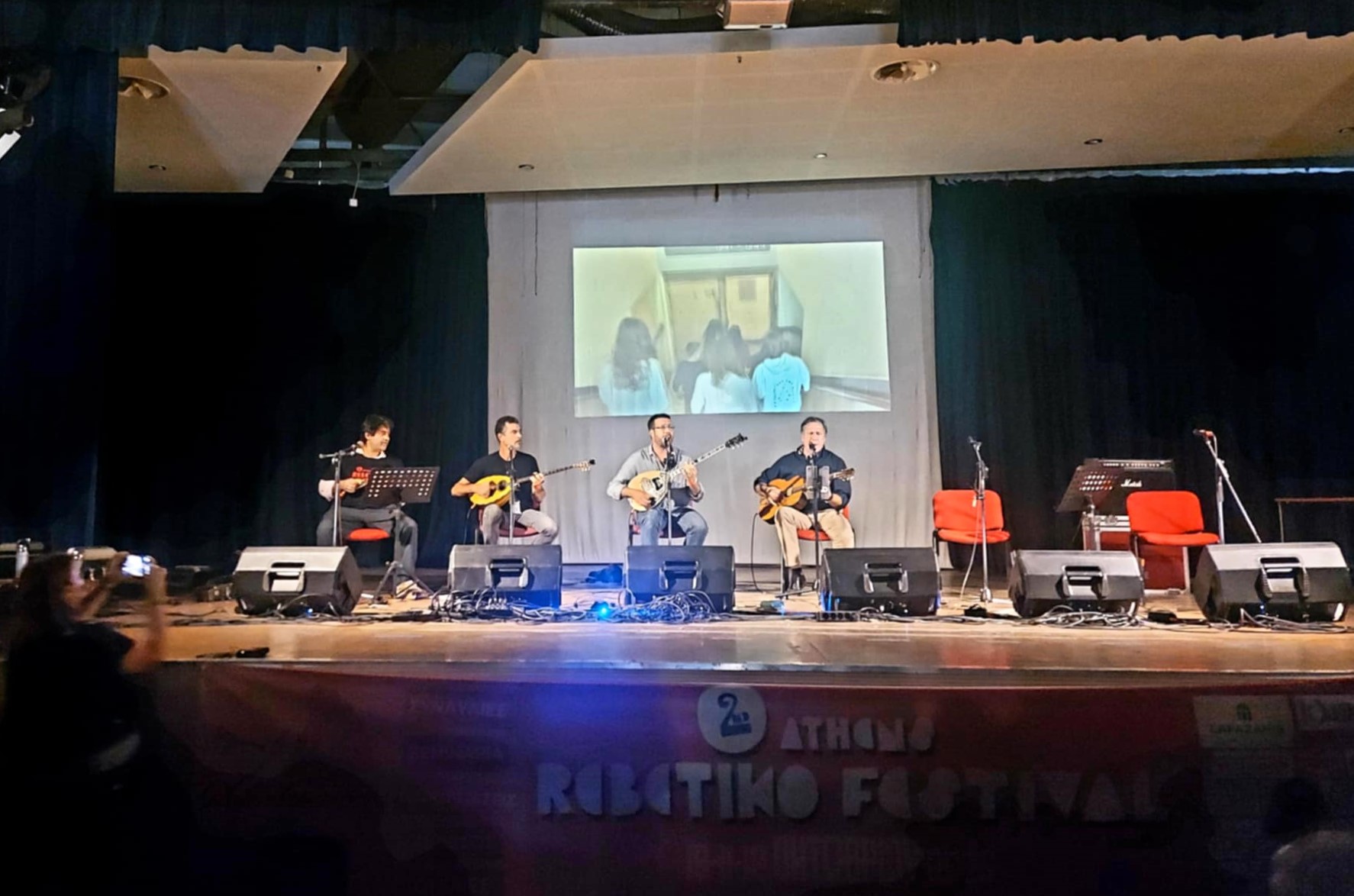 Το «Αντιφασιστικό Ρεμπέτικο» ένωσε φωνές και συναισθήματα στο Αιγάλεω