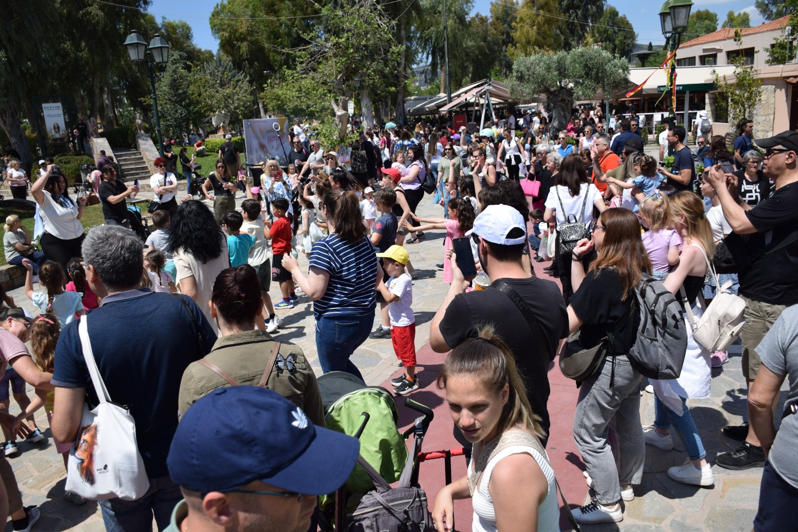 Χιλιάδες κόσμου στη Μεγάλη Γιορτή για τη Μητέρα στο Άλσος Περιστερίου