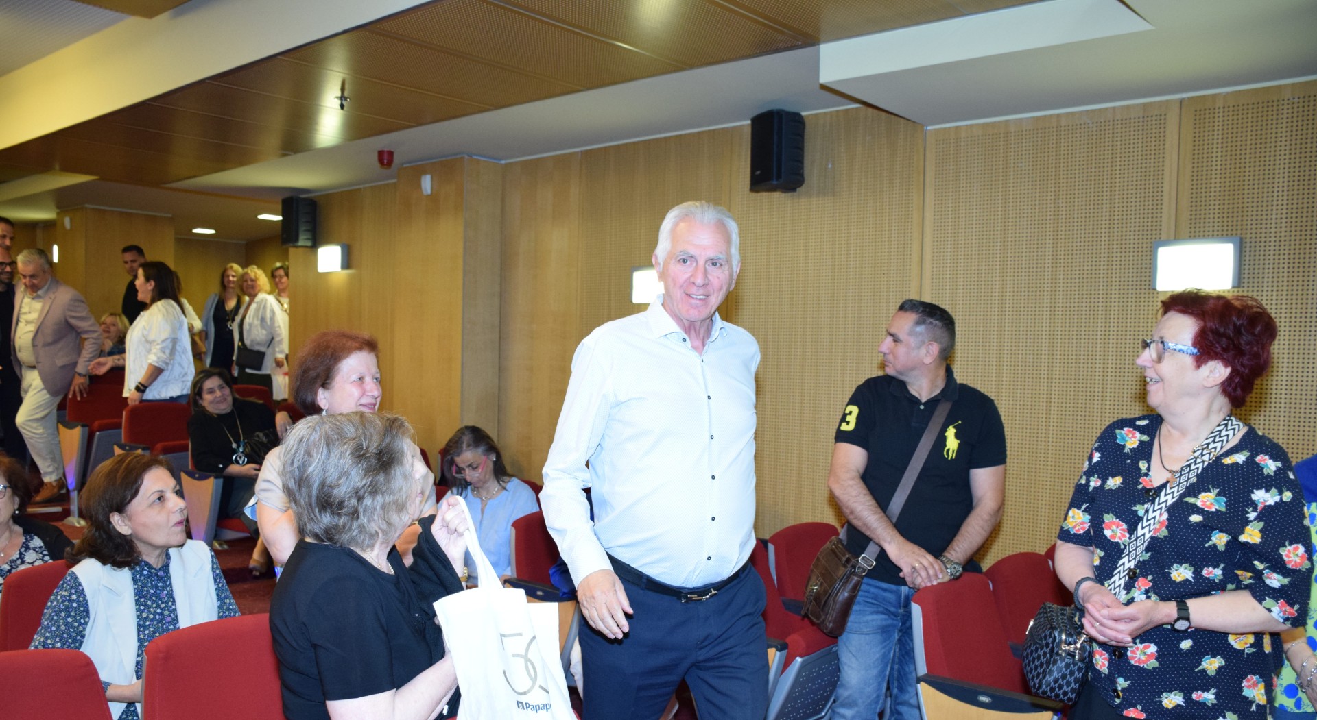 Ο Δήμαρχος Περιστερίου Α. Παχατουρίδης απένειμε  τις βεβαιώσεις φετινού κύκλου του Δ.Ε.Α.Π. Περιστερίου