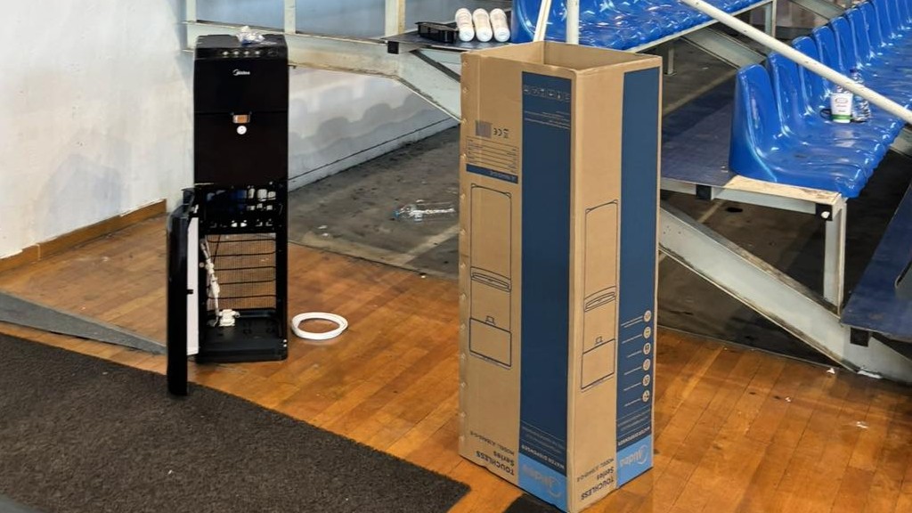 Σύγχρονοι αυτόματοι ψύκτες νερού  στα κλειστά γυμναστήρια του Δήμου Περιστερίου