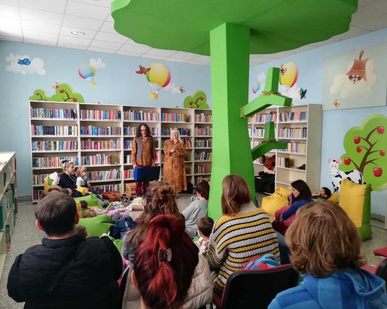 Έναρξη αφηγήσεων «Ένα τσουβάλι Χριστουγεννιάτικα παραμύθια και τραγούδια»  στη Δημοτική Βιβλιοθήκη Περιστερίου 