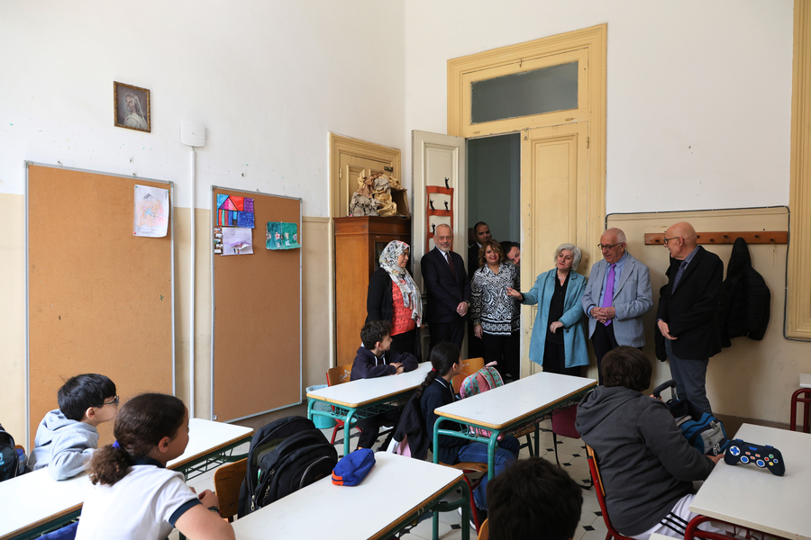 Συγκινητική υποδοχή στον Νικήτα Κακλαμάνη στην επίσκεψή του σε ελληνικά σχολεία της Αιγύπτου