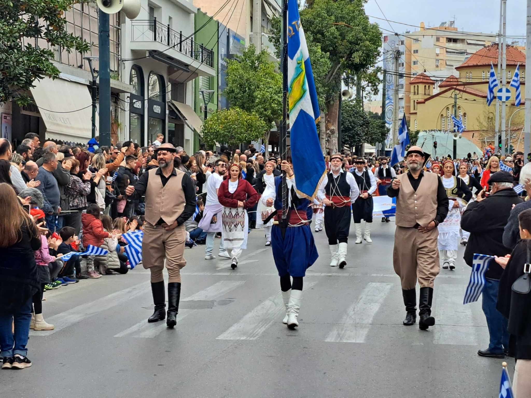 Με μεγαλοπρέπεια και πλήθος κόσμου η παρέλαση στο Περιστέρι 