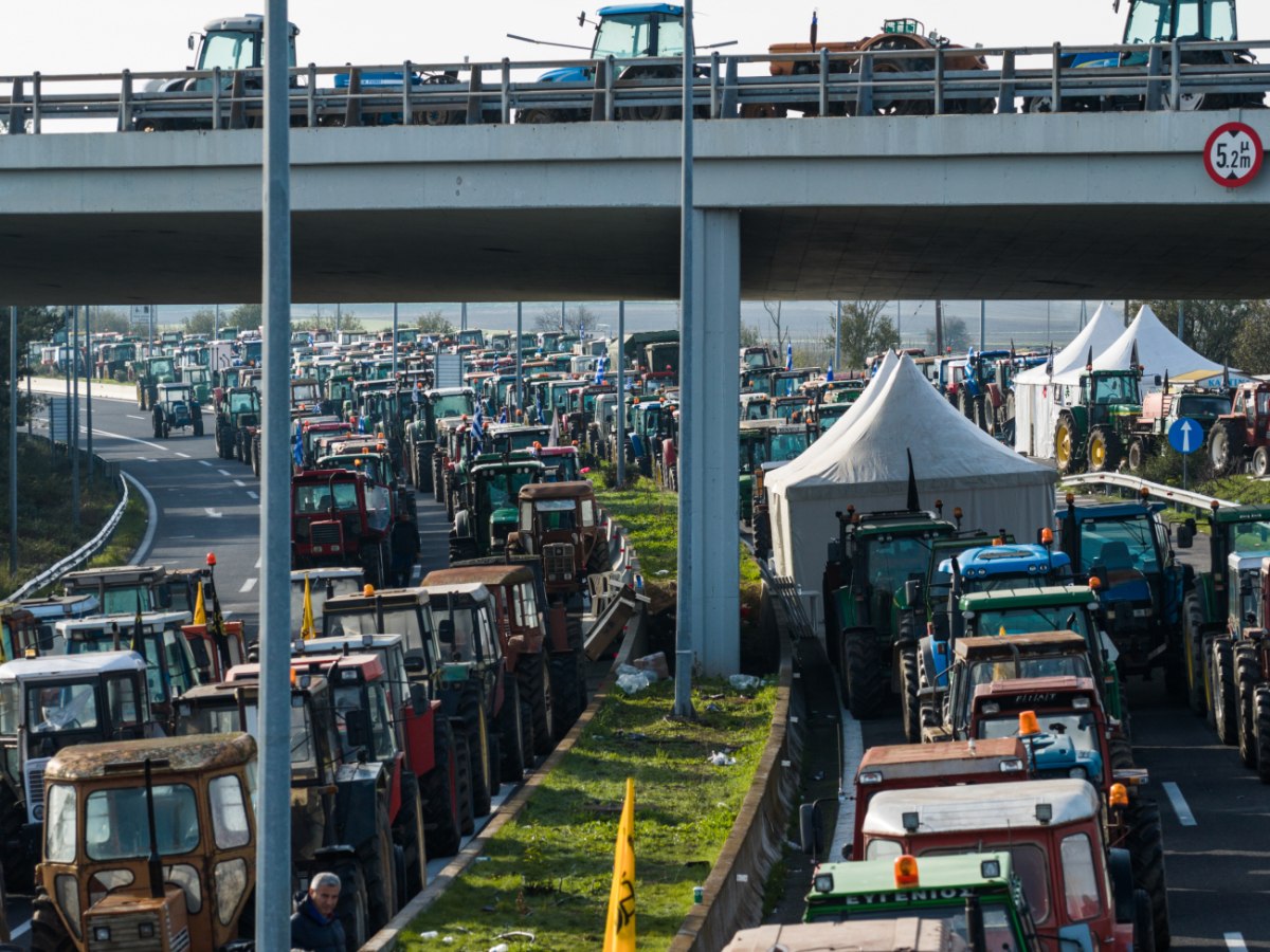 Αγρότες: Χιλιάδες τρακτέρ στους δρόμους σε δυναμικές κινητοποιήσεις 