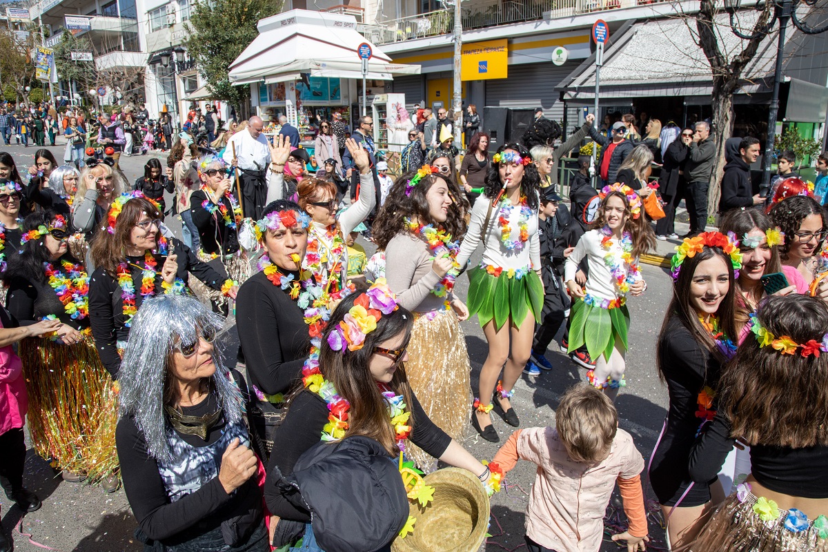 Πετρουπολιώτικο ξεφάντωμα σε δρόμους και πλατείες