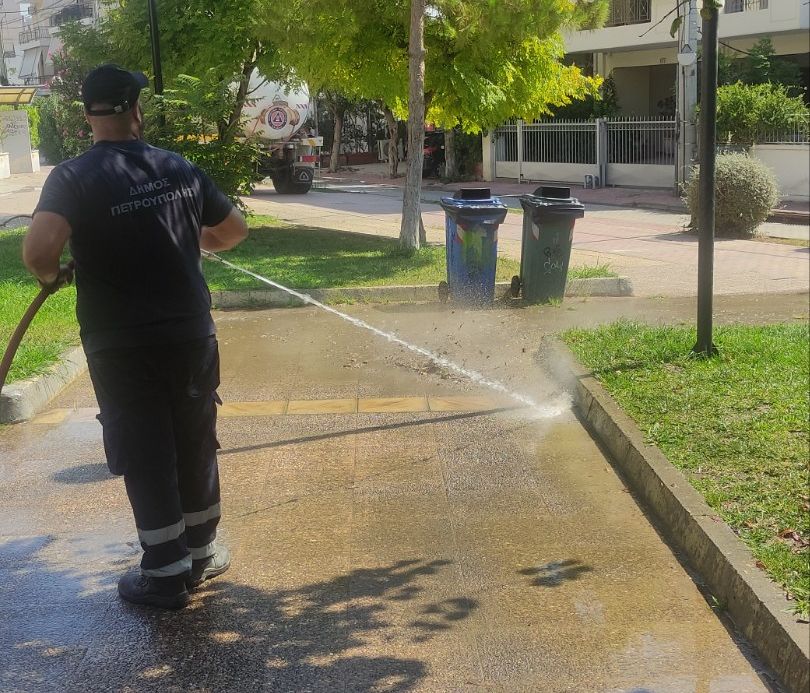 Συνεχίζονται οι εργασίες καθαρισμού κοινόχρηστων χώρων στον Δήμο Πετρούπολης