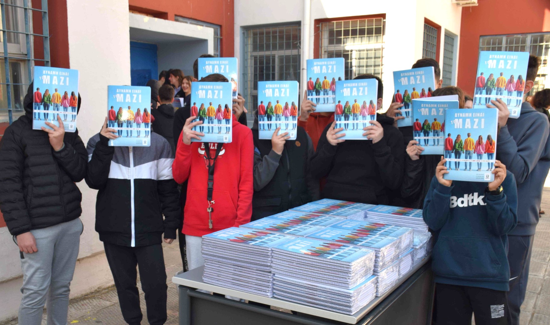 Ξεκίνησε η διανομή των τετραδίων της εκστρατείας «Δύναμη είναι το Μαζί» στα σχολεία του Περιστερίου