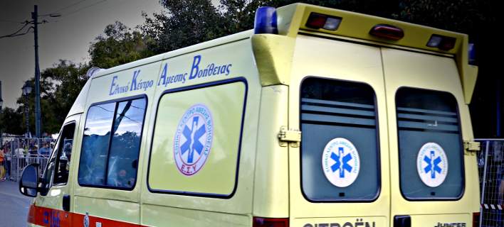 Αυτοκίνητο εκτός ελέγχου έπεσε σε 5 σταθμευμένα ΙΧ στο Περιστέρι 