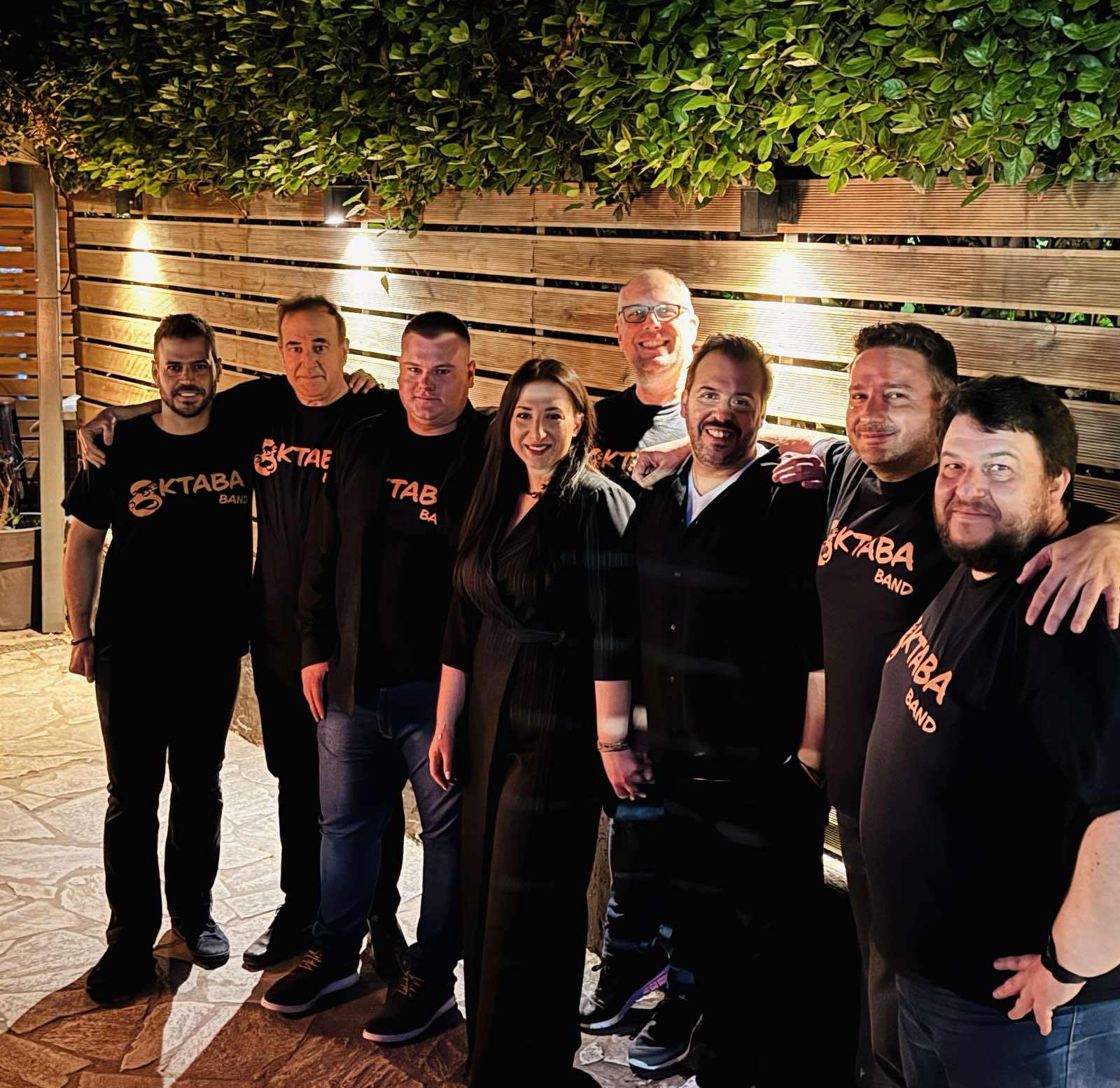 8κταβα music band: Η Μπάντα των 8 που ανεβάζει το κέφι στα ύψη