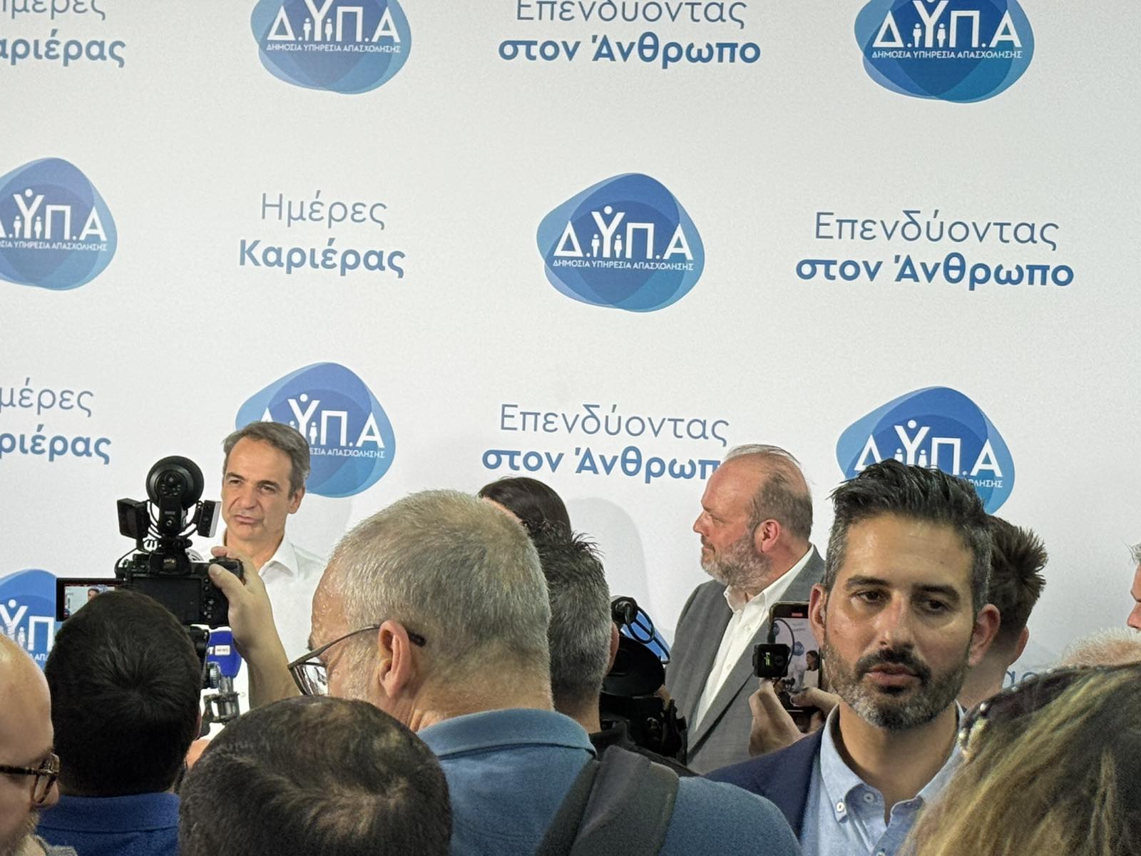 Εικόνες από την επίσκεψη του Κ.Μητσοτάκη στο Περιστέρι