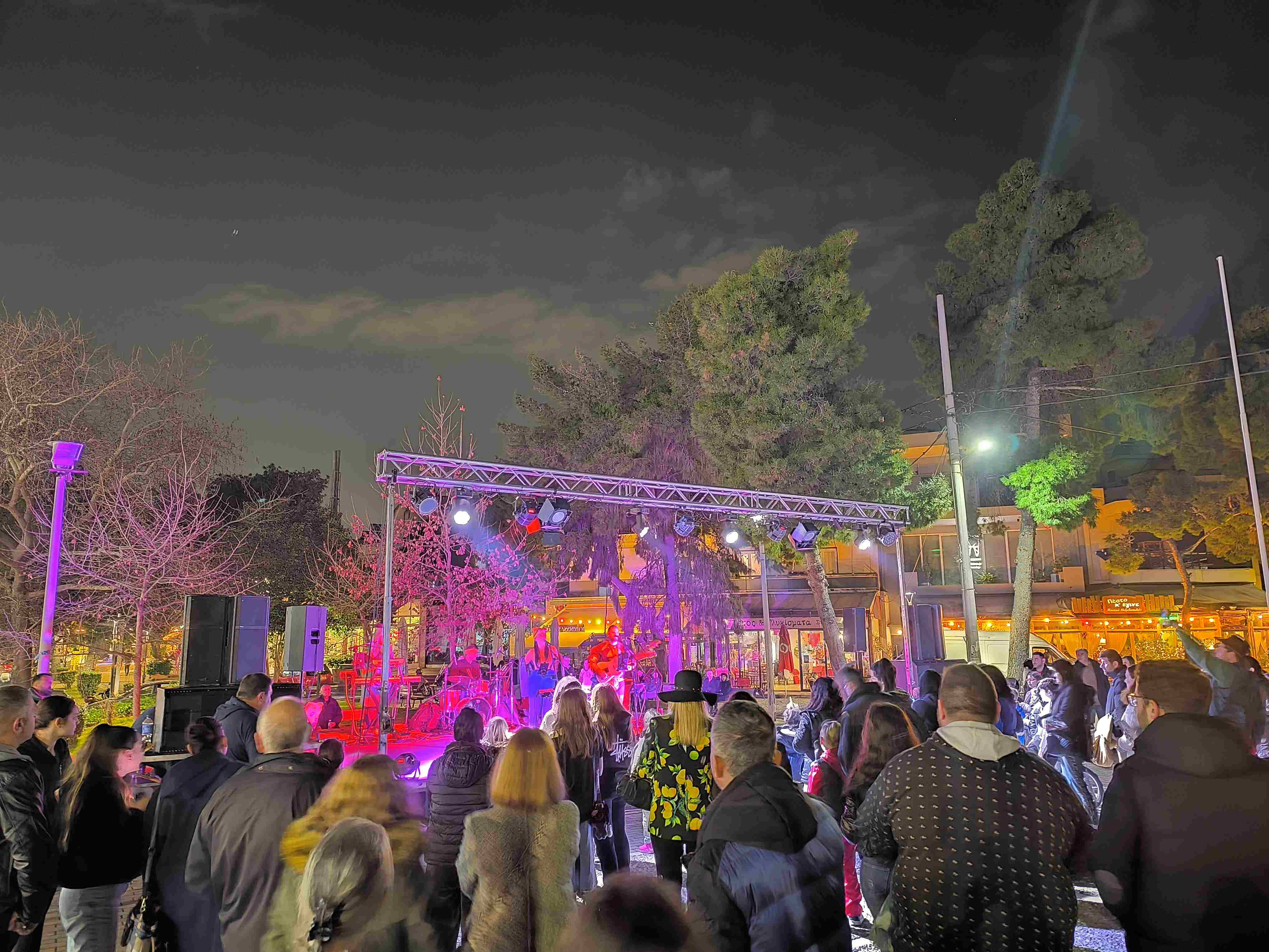  Δήμος Χαϊδαρίου - Ξεφάντωμα και χορός στην Πλατεία Ηρωών