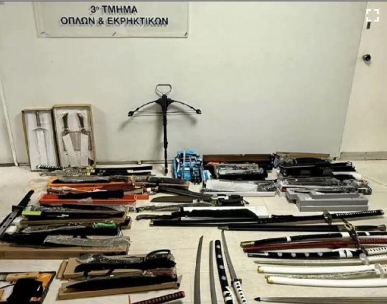 Κατάστημα ρούχων στο Περιστέρι πουλούσε παράνομα ξίφη, βαλλίστρες και μαχαίρια