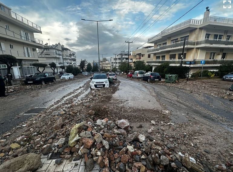 Σκηνικό καταστροφής στην Άνω Γλυφάδα, μετά τη φονική κακοκαιρία
