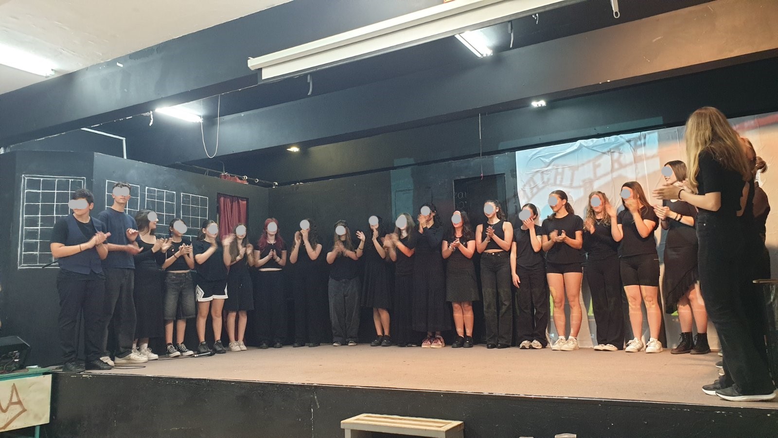 Με θεατρικό δρώμενο και επίσκεψη στο Δημαρχείο Χαϊδαρίου ολοκληρώθηκε η επίσκεψη μαθητών από το Λαντάου της Γερμανίας