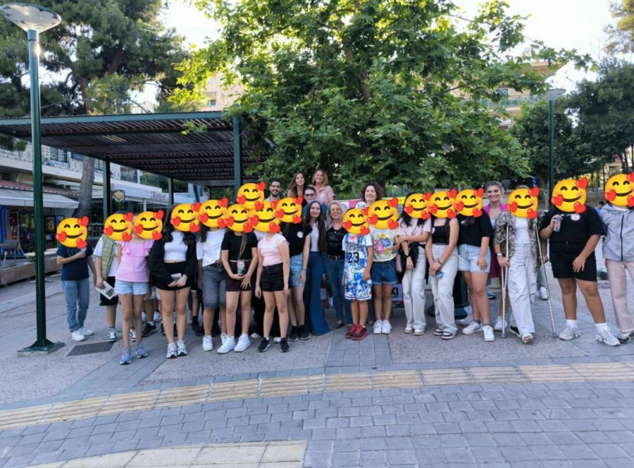 Μαθητές του 11ου Δημοτικού Χαϊδαρίου πραγματοποίησαν δράση ενημέρωσης κατά του καπνίσματος To:   Μια πολύ όμορφη δράση πραγματοποίησαν μαθητές της ΣΤ’ Τάξης του 11ου Δημοτικού Σχολείου Χαϊδαρίου, οι οποίοι το Σάββατο 31 Μαΐου, Παγκόσμια Ημέρα Κατά του Καπνίσματος, ενημέρωσαν την τοπική κοινωνία για τις βλαβερές συνέπειες του καπνίσματος.  Τα παιδιά, συνοδευόμενα από τον νοσηλευτή του σχολείου Εμμανουήλ Σταυρόπουλο και τις εκπαιδευτικούς Σιδέρη Γεωργία, Ικαράις Βαρβάρα και Θεοδώρου Μαρία, μοίρασαν ενημερωτικ