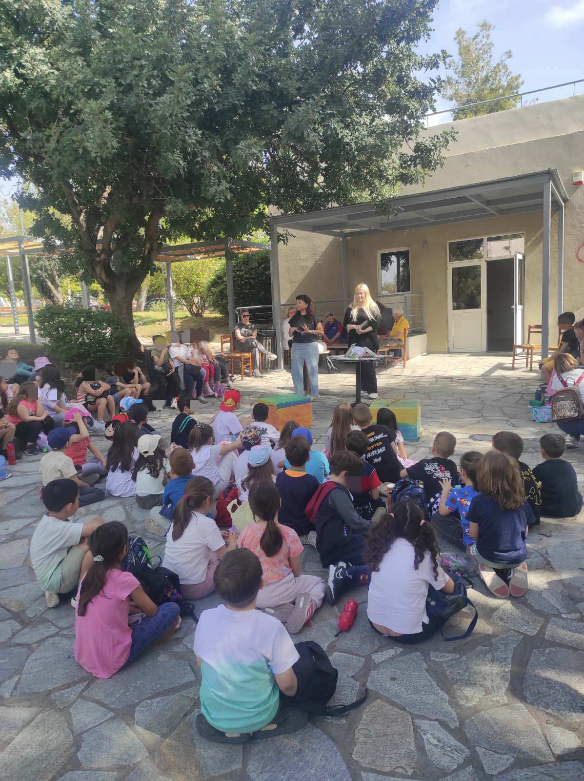 Δήμος Χαϊδαρίου - Με επιτυχία οι αφηγήσεις του βιβλίου «Η Γιαγιά μου είναι μελισσοκόμος» σε παιδιά