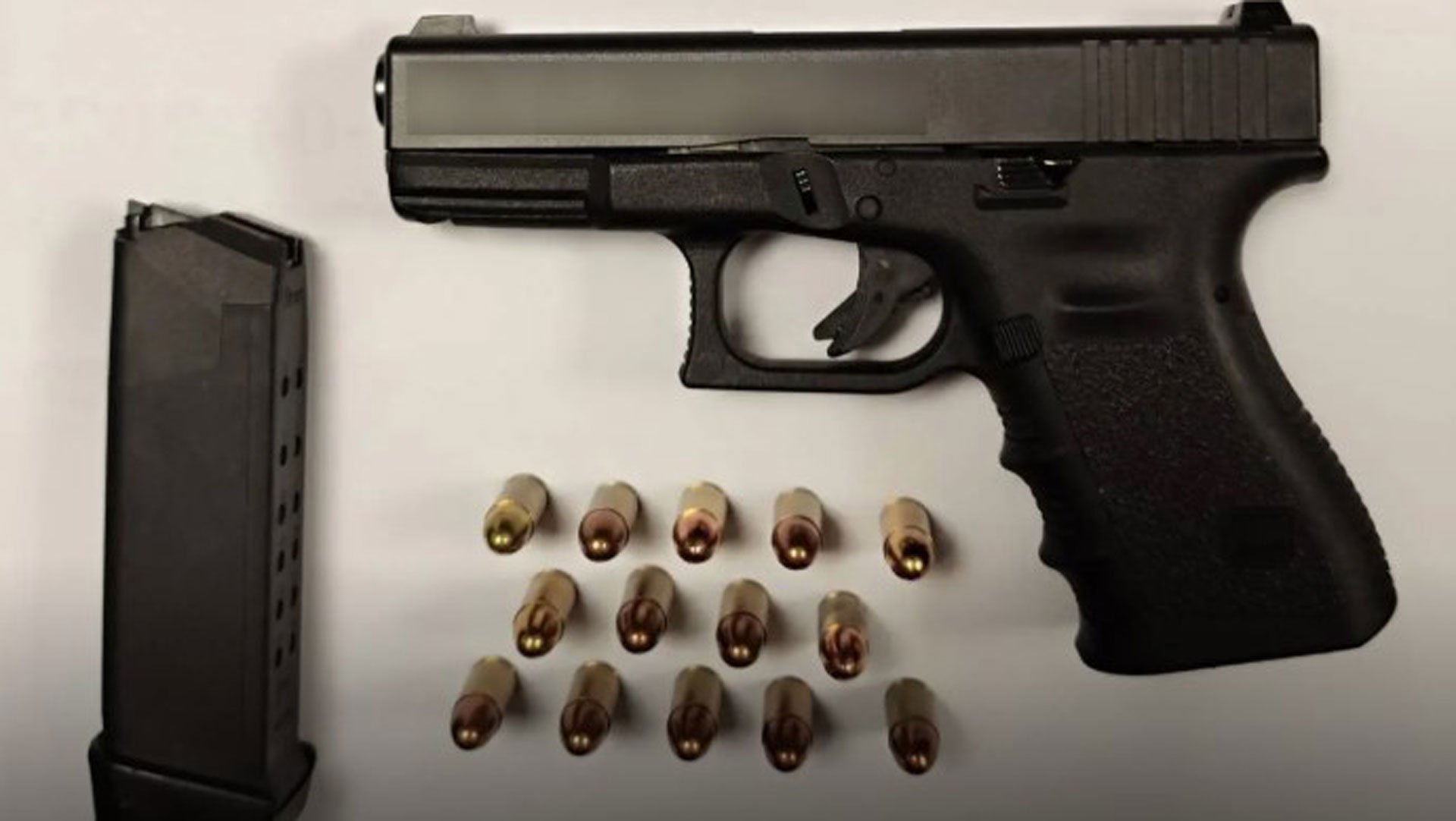 Σύλληψη ατόμου με γεμάτο πιστόλι σε κέντρο διασκέδασης στο  Περιστέρι