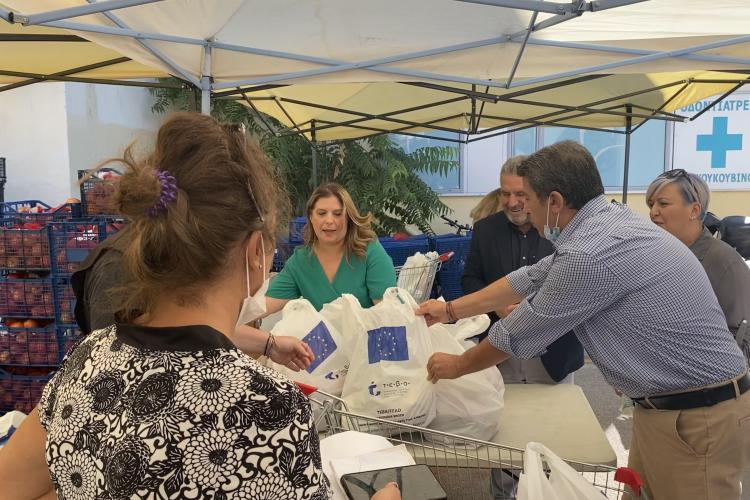 Ίλιον:Η Μαρία Συρεγγέλα μοίρασε τρόφιμα σε πολίτες που έχουν ανάγκη