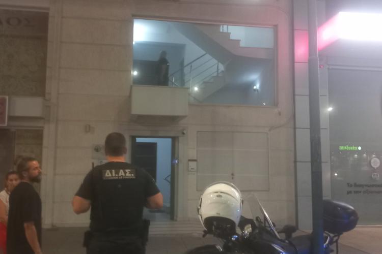 Υποψία φωτιάς σε κτίριο  στο κέντρο του Περιστερίου τώρα