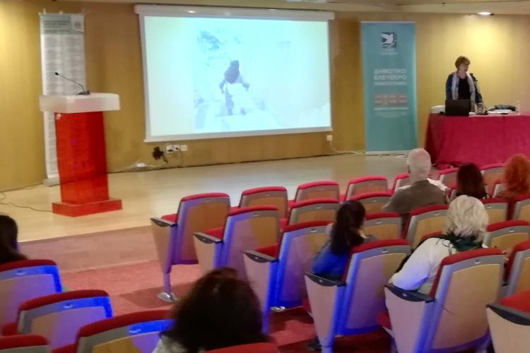 Διάλεξη στο ΔΕΑΠ Περιστερίου με θέμα «Ενδύοντας τις εικόνες : Συμβολικές και κοινωνικές διαστάσεις  στα γυναικεία τάματα (“σκέπες”) της βόρειας Καρπάθου»