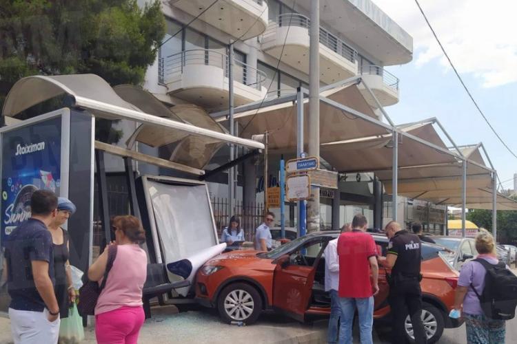 Χαϊδάρι, καρφώθηκε αυτοκίνητο, στάση λεωφορείου 