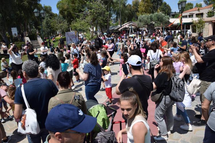 Χιλιάδες κόσμου στη Μεγάλη Γιορτή για τη Μητέρα στο Άλσος Περιστερίου