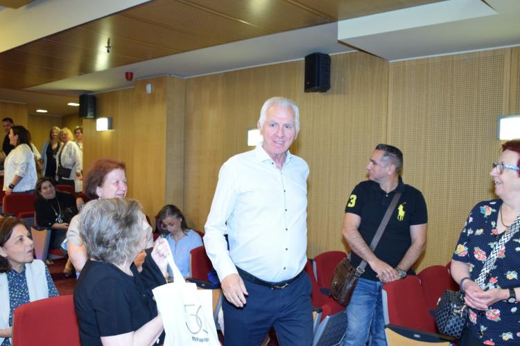 Ο Δήμαρχος Περιστερίου Α. Παχατουρίδης απένειμε  τις βεβαιώσεις φετινού κύκλου του Δ.Ε.Α.Π. Περιστερίου