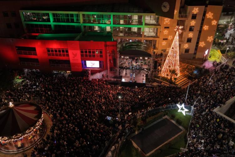 Κοσμοσυρροή χωρίς προηγούμενο στο Περιστέρι για τη φωταγώγηση του Χριστουγεννιάτικου Δέντρου