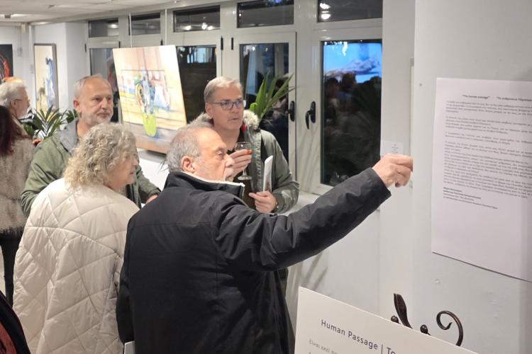 Θερμή υποδοχή για την έκθεση ζωγραφικής της Gilda Frumkin στον Δήμο Περιστερίου