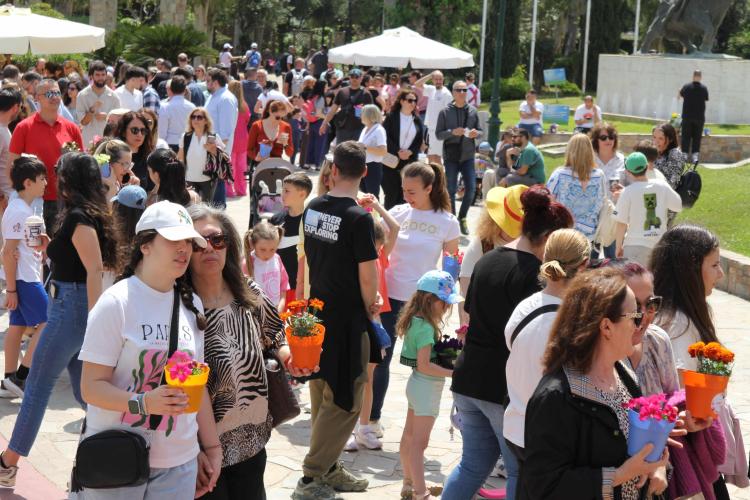 Χιλιάδες πολίτες στη μεγάλη γιορτή για τη Γιορτή της Μητέρας στο Άλσος Περιστερίου