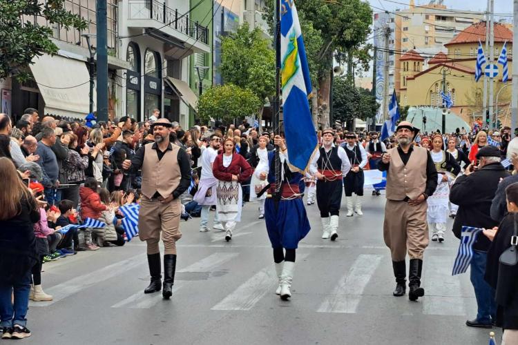 Με μεγαλοπρέπεια και πλήθος κόσμου η παρέλαση στο Περιστέρι 