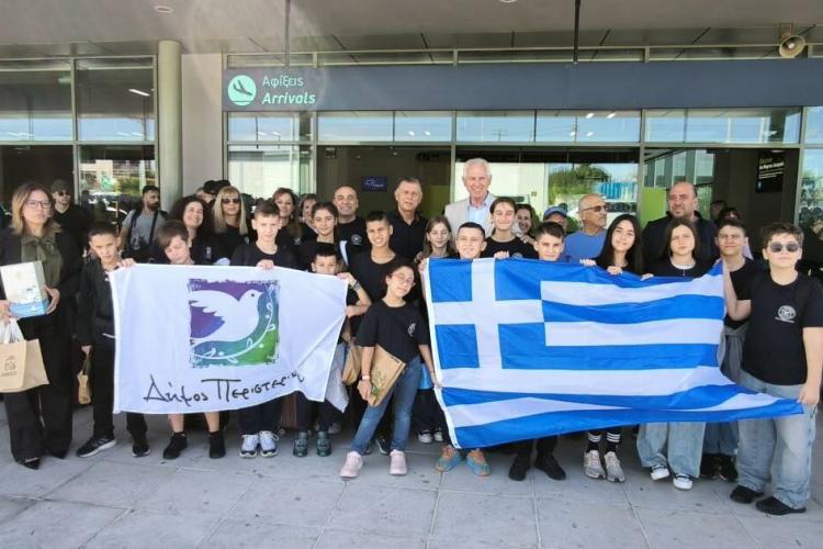 Μαθητές από το Περιστέρι παρέλασαν στο πλευρό των παιδιών του ακριτικού νησιού της Ψερίμου , Παχατουρίδης, Περιστέρι, 28 Οκτωβρίου 