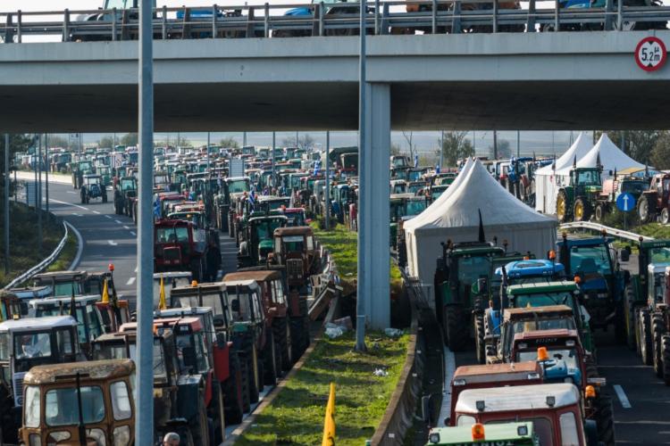 Αγρότες: Χιλιάδες τρακτέρ στους δρόμους σε δυναμικές κινητοποιήσεις 