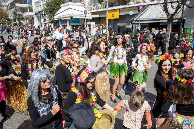 Πετρουπολιώτικο ξεφάντωμα σε δρόμους και πλατείες