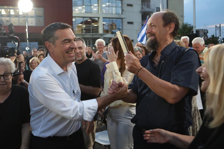 «Όλοι μαζί μπορούμε να νικήσουμε», ο Αλέξης Τσίπρας από το Περιστέρι