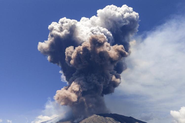 Βρυχάται η Αίτνα: Νέες συγκλονιστικές εικόνες από την έκρηξη του ηφαιστείου