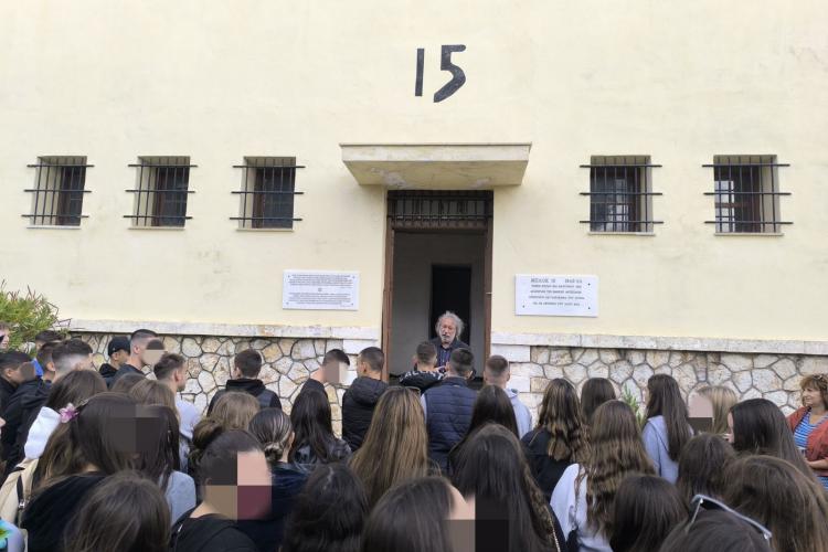 Μαθητές ξεναγήθηκαν στο Μπλοκ 15 από τον Δήμαρχο Χαϊδαρίου