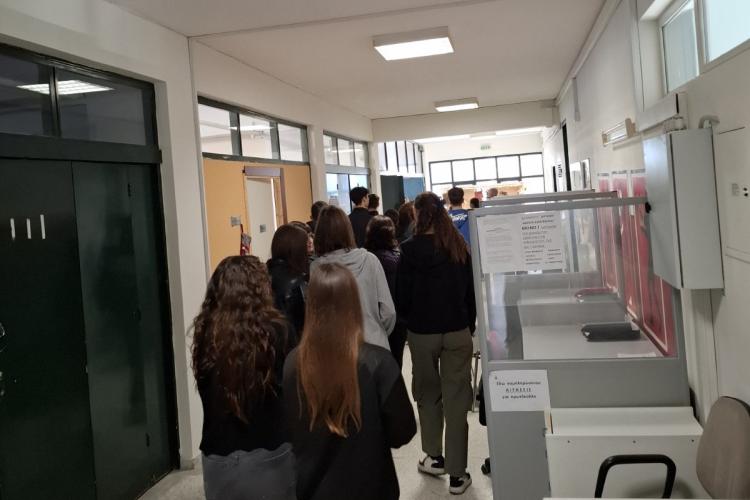 Μαζική και δυναμική κινητοποίηση ενάντια στις συγχωνεύσεις τμημάτων στο 3ο Λύκειο Χαϊδαρίου