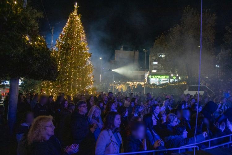 «Χριστούγεννα, Πρωτοχρονιά, με φως και ειρήνη στην καρδιά»: Φωταγωγήθηκε το χριστουγεννιάτικο δέντρο στην Πετρούπολη
