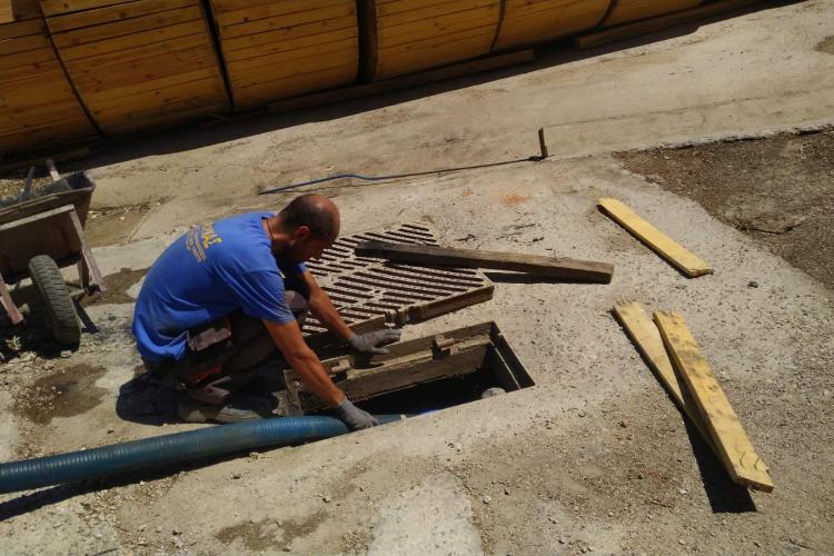 Σε εξέλιξη ο καθαρισμός φρεατίων στον Δήμο Πετρούπολης