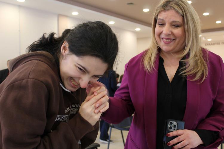 ΠΑΣΧΑΛΙΝΗ ΔΡΑΣΗ ΜΑΡΙΑΣ ΣΥΡΕΓΓΕΛΑ ΣΤΑ ΔΥΤΙΚΑ , Η Μαρία Συρεγγέλα δίπλα σε παιδιά μέλη του Συλλόγου Ελπίδα στο Χαϊδάρι