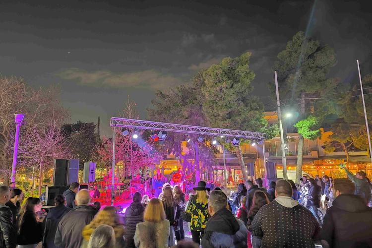  Δήμος Χαϊδαρίου - Ξεφάντωμα και χορός στην Πλατεία Ηρωών