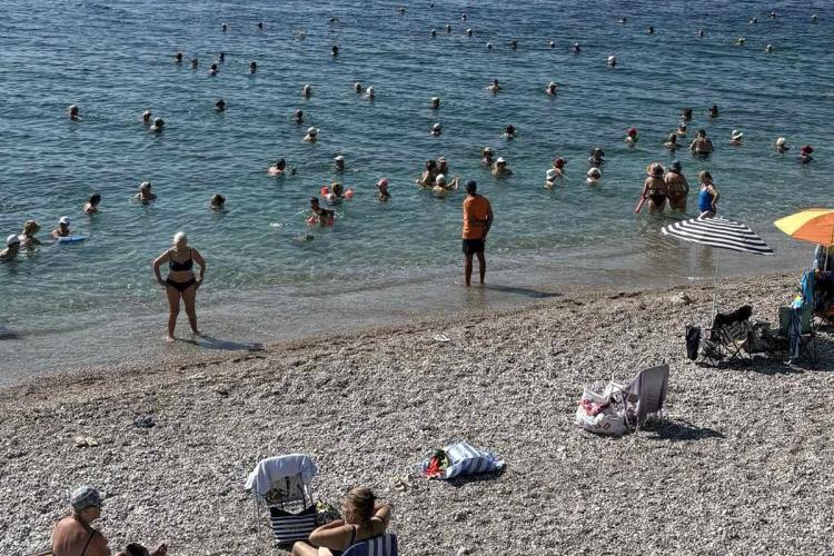 Πρόγραμμα θαλάσσιων μπάνιων για τα μέλη των Κ.Α.Π.Η. Πετρούπολης