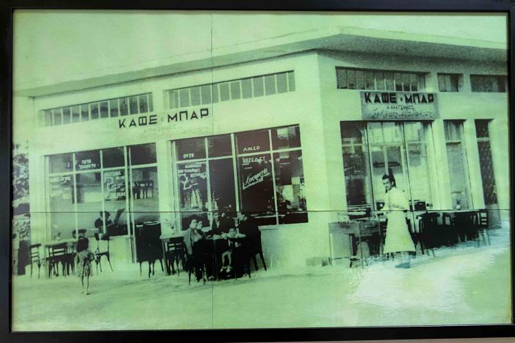 Τα καφενεία στις γειτονιές του Αιγάλεω ξαναζωντανεύουν τη μουσική μας παράδοση