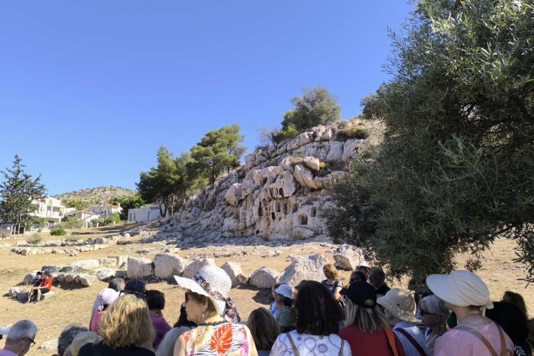Επίσκεψη στο Ιερό της Αφροδίτης και περίπατος στο Άλσος Δαφνίου για τα ΚΑΠΗ του Δήμου To:
