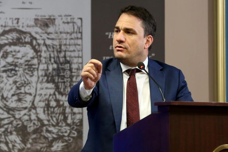 Κώστας Τσουκαλάς: «Η κυβέρνηση κοροϊδεύει και εξαπατά τους καταναλωτές» για τις μειωμένες τιμές στα σούπερ μάρκετ