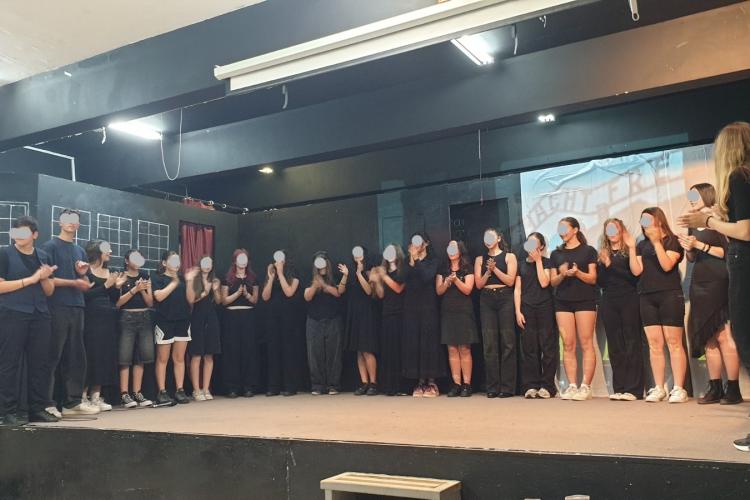 Με θεατρικό δρώμενο και επίσκεψη στο Δημαρχείο Χαϊδαρίου ολοκληρώθηκε η επίσκεψη μαθητών από το Λαντάου της Γερμανίας