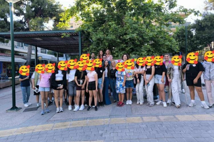 Μαθητές του 11ου Δημοτικού Χαϊδαρίου πραγματοποίησαν δράση ενημέρωσης κατά του καπνίσματος To:   Μια πολύ όμορφη δράση πραγματοποίησαν μαθητές της ΣΤ’ Τάξης του 11ου Δημοτικού Σχολείου Χαϊδαρίου, οι οποίοι το Σάββατο 31 Μαΐου, Παγκόσμια Ημέρα Κατά του Καπνίσματος, ενημέρωσαν την τοπική κοινωνία για τις βλαβερές συνέπειες του καπνίσματος.  Τα παιδιά, συνοδευόμενα από τον νοσηλευτή του σχολείου Εμμανουήλ Σταυρόπουλο και τις εκπαιδευτικούς Σιδέρη Γεωργία, Ικαράις Βαρβάρα και Θεοδώρου Μαρία, μοίρασαν ενημερωτικ